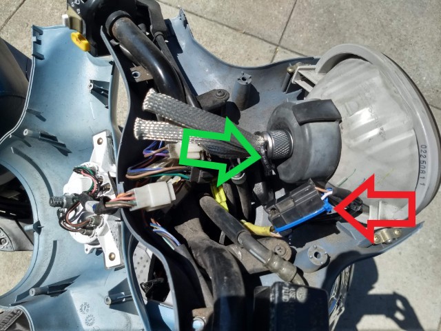 The 3-terminal connectors plugged together. Note optional wire tie to make sure vibration doesn't cause the connectors to separate. Ignore the green arrow. I've already talked about my black cable mistake enough.:(