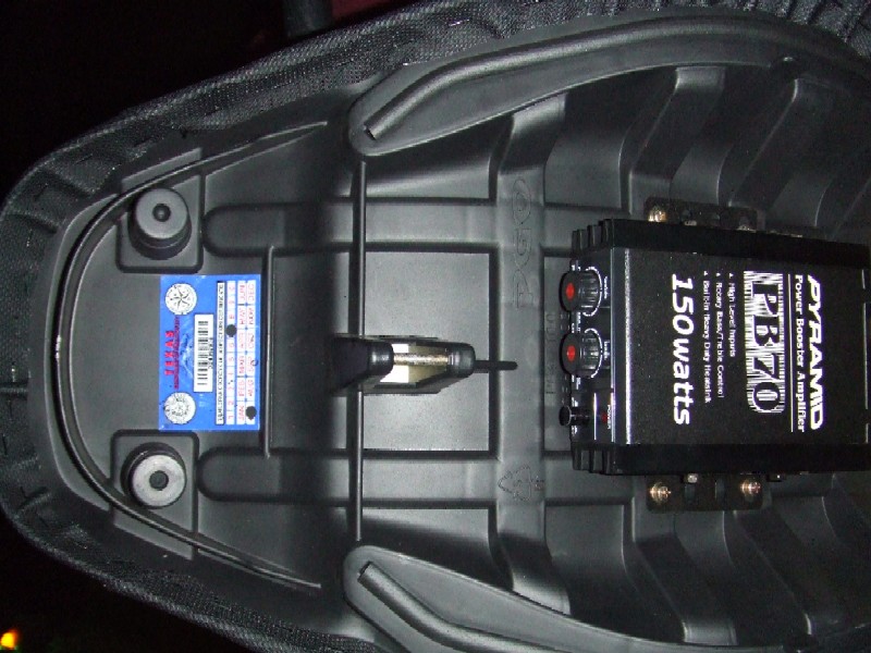 Amp mounted on the bottom of the seat