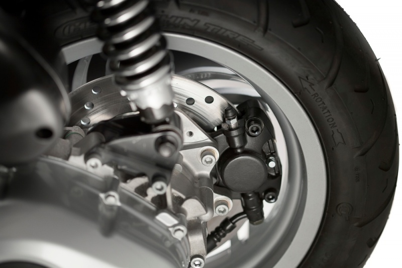 2013-Piaggio-Fly-125-brakes.jpg