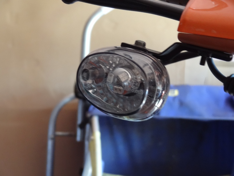 Front upper right turn signal with LED.